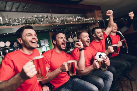 Die Hausbar als Fußballarena