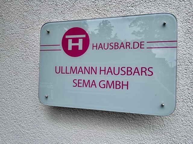 Ullmann Hausbars - Firmenschild an der Hausfassade